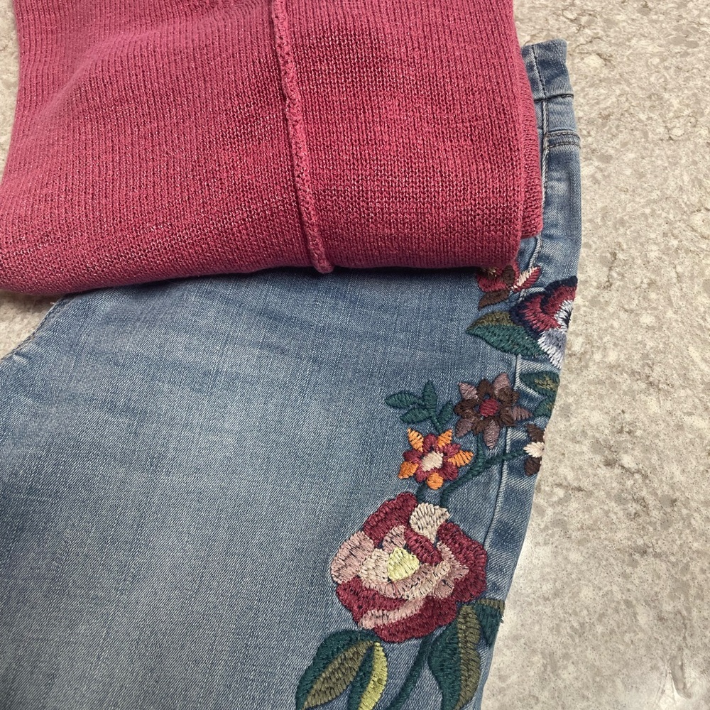 🌷💕🌷Chico's Blue Jeans with Floral Embroidery - Picture 8 of 8